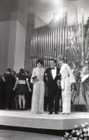 La ganadora del Festival de Eurovisión 1969 posa con el premio junto a la presentadora Laura Valenzuela. Foto. Campúa