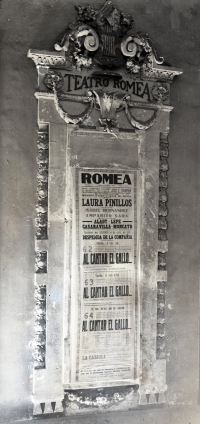 Último cartel del Teatro Romea, publicado con fotografía de Cortés en la revista Crónica el 25 de agosto de 1935