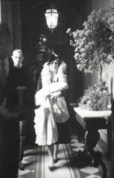 La Reina Victoria Eugenia llevando en brazos a Juan Carlos el día de su bautizo en Roma. Foto. Campúa
