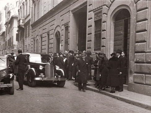Entrada del bautizo de Juan Carlos en Roma en 1938. Foto. Campúa