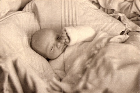 Juan Carlos recién nacido en 1938. Foto. Campúa