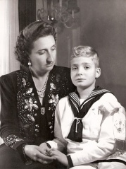 Juan Carlos el día de su Primera Comunión junto a su madre Mª de las Mercedes. El futuro rey Juan Carlos. Foto. Campúa