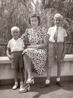 Juan Carlos y su hermano Alfonso, junto a su madre Mª de las Mercedes. El futuro rey Juan Carlos. Foto. Campúa
