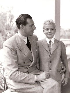 Juan Carlos junto a su padre Juan de Borbón en Estoril pocos días antes de su Primera Comunión. El futuro rey Juan Carlos. Foto. Campúa