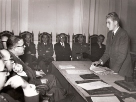 Juan Carlos durante su examen de bachillerato. Foto. Campúa
