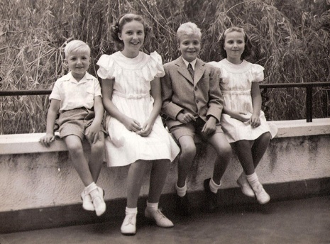 Juan Carlos en Estoril junto a sus tres hermanos. Foto. Campúa