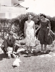 Juan Carlos junto a sus hermanas, la infanta Margarita y la infanta Pilar en Estoril. Foto. Campúa