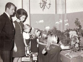 Juan Carlos junto a la Reina Sofía y sus tres hijos colocando el Belén. Foto. Campúa