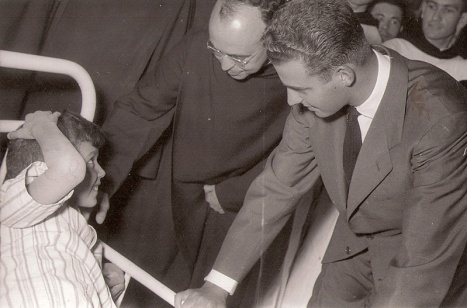Juan Carlos visita un hospital infantil. Foto. Campúa