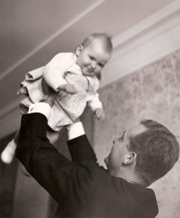 Juan Carlos alza en brazos a su hija la Infanta Elena. Foto. Campúa