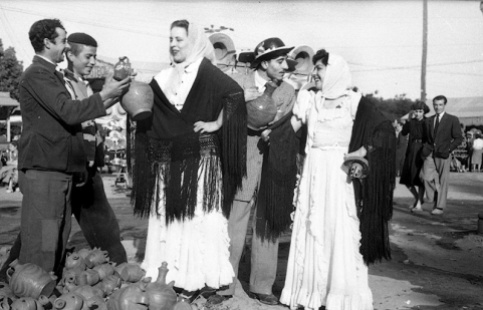 Tres vendedores de botijos coquetean con dos chulapas en la Verbena de San Antonio en 1952