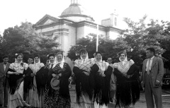Chulapas frente a la ermita de San Antonio de la Florida en 1952.