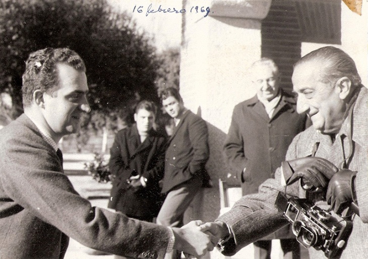 Pepe Campúa saluda al entonces príncipe Juan Carlos de Borbón durante una cacería en El Pardo en 1969.