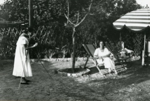 Raquel Meller haciendo las veces de fotógrafa en sus vacaciones en 1921