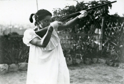 Foto inédita de Raquel Meller con un fusil de caza en sus vacaciones en 1921