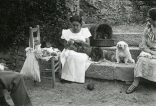 Raquel Meller tejiendo durante sus vacaciones en 1921