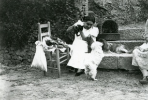 Raquel Meller jugando con unos cachorritos en sus vacaciones en 1921