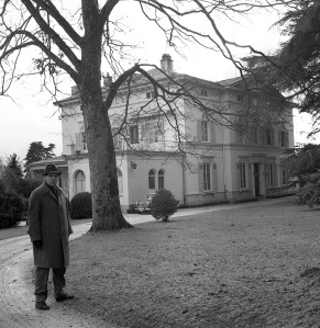 Marino Gómez-Santos frente a Le Corsier, la residencia de Charles Chaplin en febrero de 1964