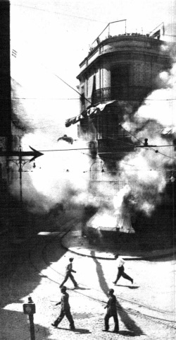 Incendios durante la "Sanjurjada" en Sevilla en agosto de 1932 fotografiados por Pepe Campúa para como enviado  especial de Mundo Gráfico