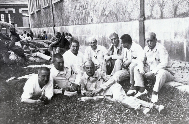Sanjurjo retratado por Campúa junto a sus compañeros de prisión en el penal de El Dueso (Cantabria) en enero de 1934