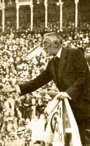 Unamuno retratado por Campúa padre durante un discurso en la Plaza de Toros de Las Ventas en 1917