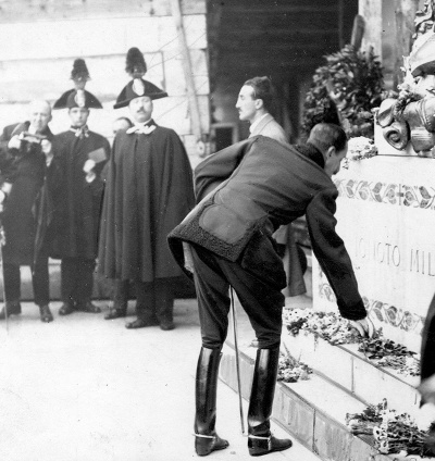 Alfonso XIII fotografiado por Campúa mientras colocaba una corona de laurel en la tumba del Soldado Desconocido.