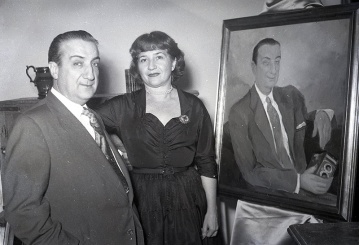 Magda Andrade junto a José Demaría Vázquez "Campúa" y el retrato del fotógrafo el 1 de diciembre de 1952