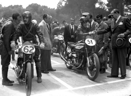 Pilotos antes de la salida de la carrera de motocicletas celebrada en el Parque de El Retiro el 14 de mayo de 1950, fotografiada por Campúa