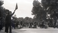 Salida de la carrera de motos con side-car celebrada en el Parque de El Retiro el 14 de mayo de 1950, fotografiada por Campúa