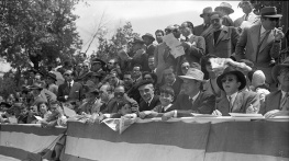El público de la carrera de motocicletas celebrada en el Parque de El Retiro el 14 de mayo de 1950, fotografiado por Campúa