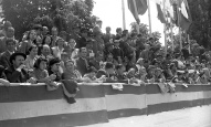 El público de la carrera de motocicletas celebrada en el Parque de El Retiro el 14 de mayo de 1950, fotografiado por Campúa