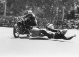 Participante en la carrera de motos con side-car celebrada en el Parque de El Retiro el 14 de mayo de 1950, fotografiada por Campúa
