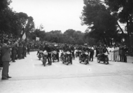 Salida de la carrera de motocicletas celebrada en el Parque de El Retiro el 14 de mayo de 1950, fotografiada por Campúa