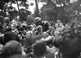 El público felicita a uno de los ganadores de la carrera celebrada en el Parque de El Retiro el 14 de mayo de 1950, fotografiado por Campúa