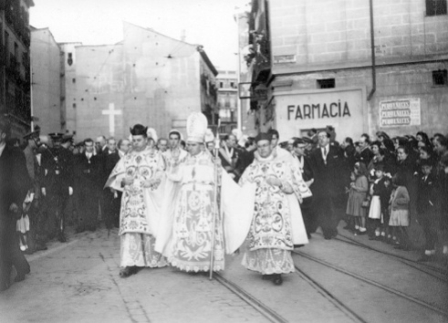 El obispo Eijo Garay durante la procesión de San Isidro, a su paso por la Plaza de Puerta Cerrada en 1950, fotografiado por Campúa