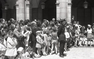 El público del pregón de San Isidro congregado en la Plaza Mayor de Madrid en 1969, fotografiado por Campúa