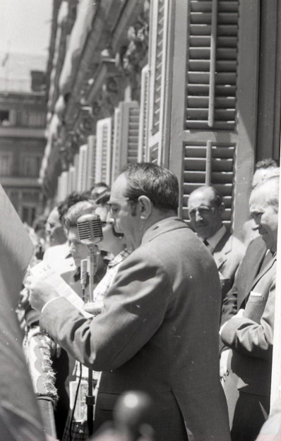El cronista de la villa, Enrique de Aguinaga fotografiado por Campúa mientras leía el pregón de las fiestas de San Isidro en 1969